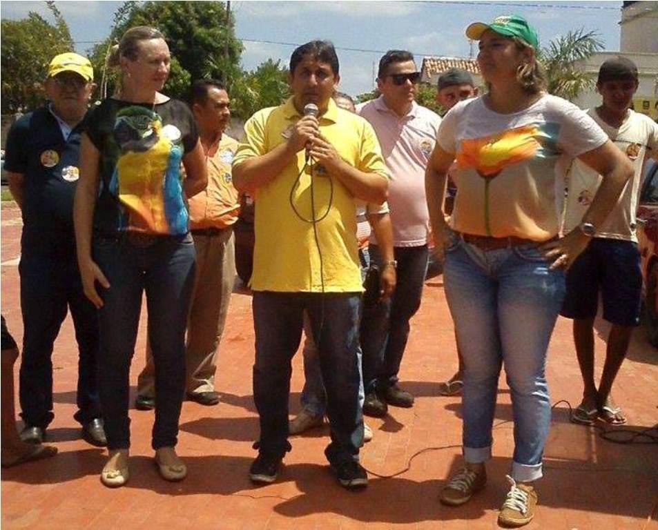 Candidata à deputada Janainna Marques e Hugo Napoleão realizam caminhada em Esperantina