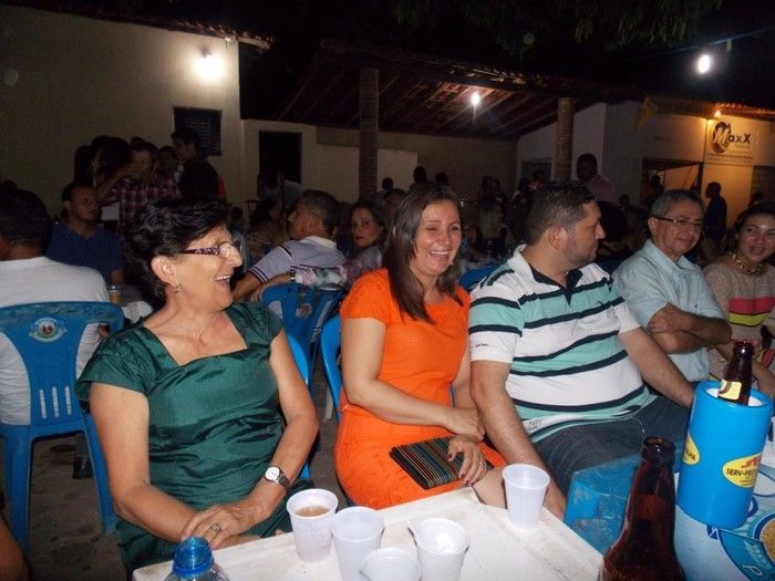 Mesmo sem energia muita gente no espaço da Barraca Paroquial no espaço da Igreja Matriz - Imagem 19