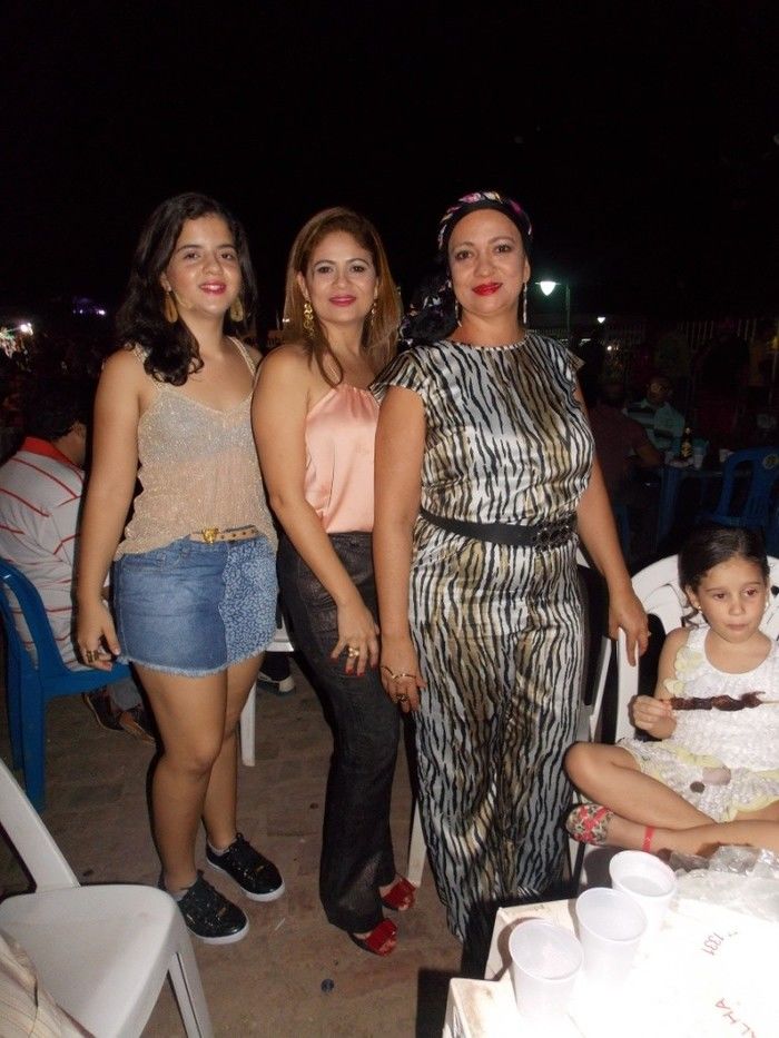 Mesmo sem energia muita gente no espaço da Barraca Paroquial no espaço da Igreja Matriz - Imagem 8