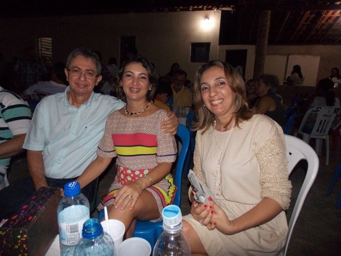 Mesmo sem energia muita gente no espaço da Barraca Paroquial no espaço da Igreja Matriz - Imagem 12