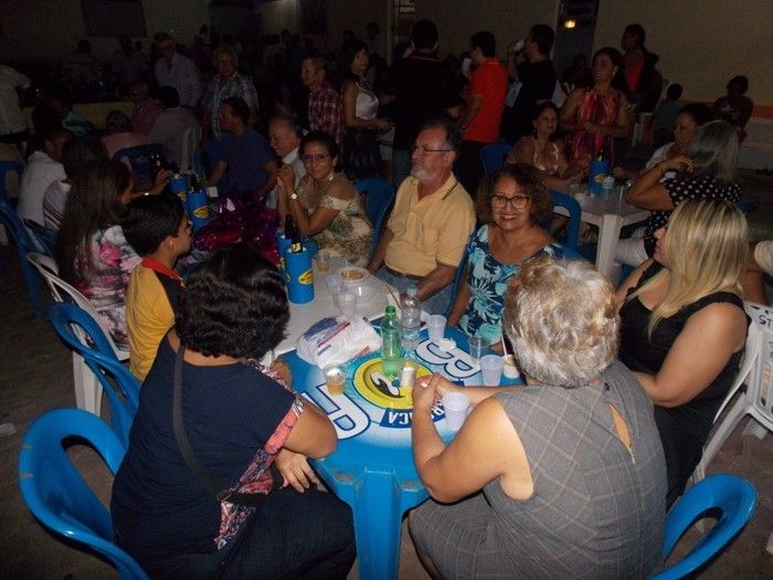 Mesmo sem energia muita gente no espaço da Barraca Paroquial no espaço da Igreja Matriz - Imagem 14
