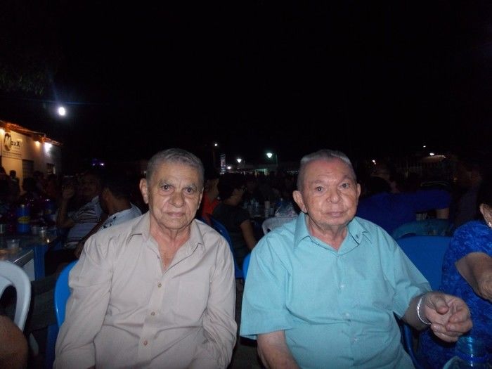 Mesmo sem energia muita gente no espaço da Barraca Paroquial no espaço da Igreja Matriz - Imagem 21