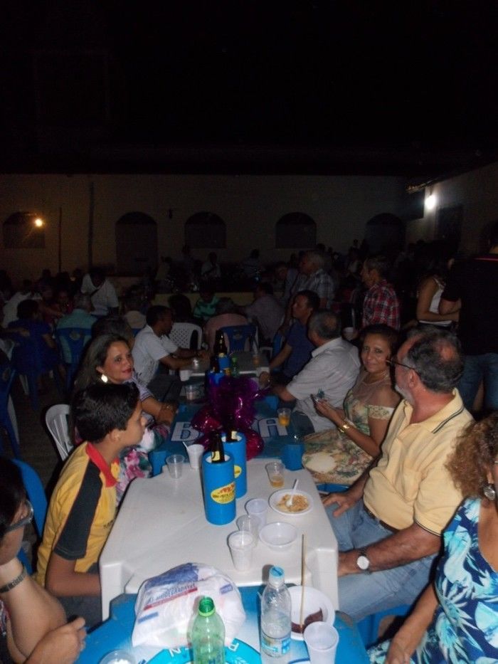 Mesmo sem energia muita gente no espaço da Barraca Paroquial no espaço da Igreja Matriz - Imagem 15