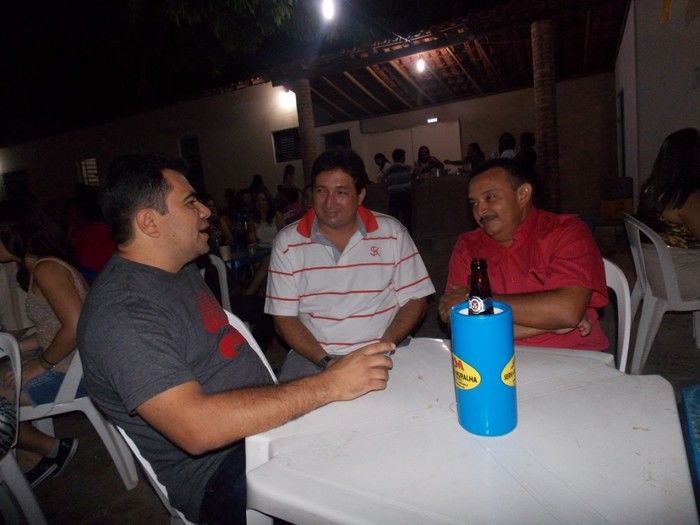 Mesmo sem energia muita gente no espaço da Barraca Paroquial no espaço da Igreja Matriz - Imagem 5