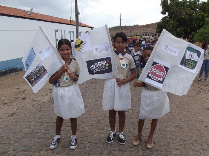 Escola Municipal Claro Lima realiza caminhada educativa em homenagem a semana do trânsito - Imagem 8
