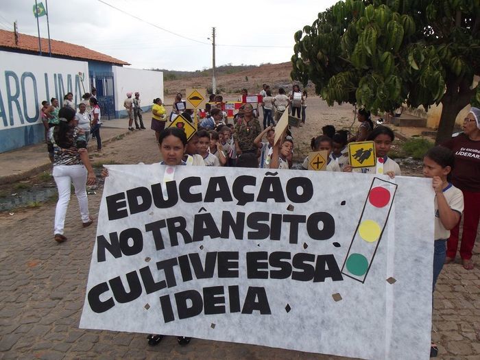 Escola Municipal Claro Lima realiza caminhada educativa em homenagem a semana do trânsito - Imagem 7