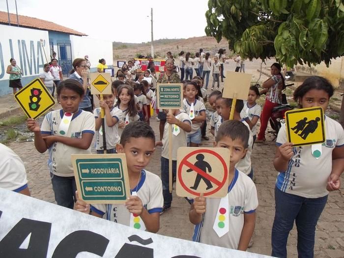 Escola Municipal Claro Lima realiza caminhada educativa em homenagem a semana do trânsito - Imagem 2