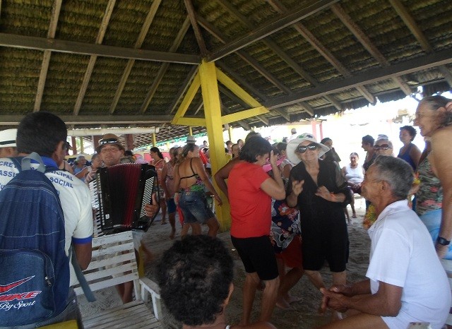 Prefeitura de Buriti dos Lopes realiza mais um passeio com idosos ao litoral - Imagem 13