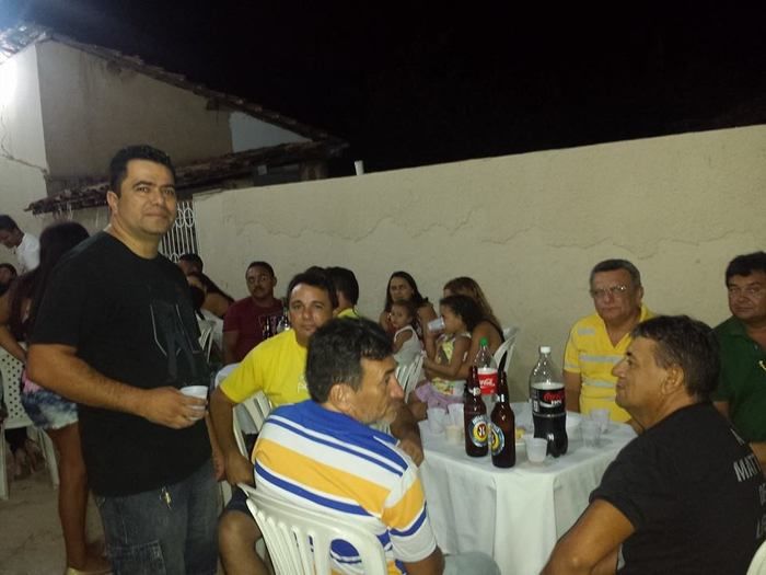 Primeira dama Lindyane Batista e amigos realizam festa surpresa ao prefeito Moisés Barbosa - Imagem 13