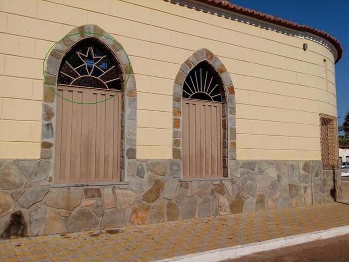 Vitrais da Igreja Matriz de Esperantina são Destruídos por Vândalo - Imagem 1