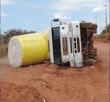 Carreta carregada de algodão tomba em Baixa Grande do Ribeiro - Imagem 1