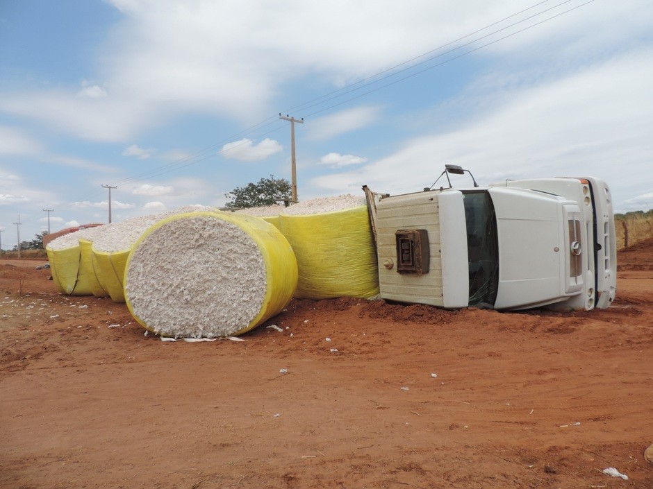 Carreta carregada de algodão tomba em Baixa Grande do Ribeiro