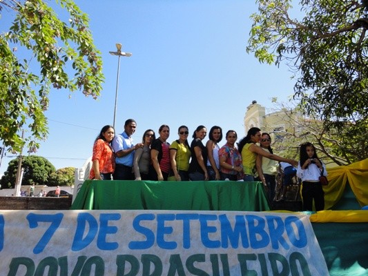Prefeito e autoridades participam do desfile de 7 de setembro  - Imagem 49
