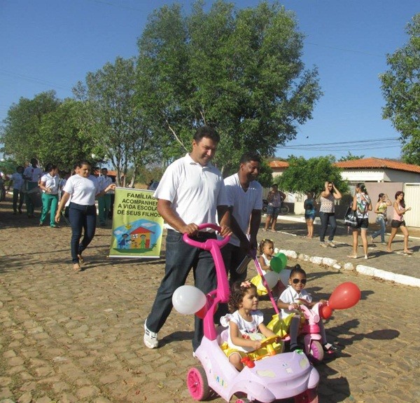 Público prestigia Desfile Cívico das escolas municipais que tiveram educação, avanço e desafio como tema - Imagem 47