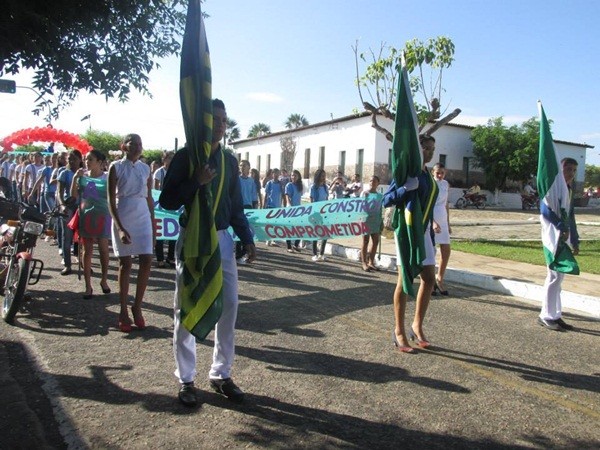 Público prestigia Desfile Cívico das escolas municipais que tiveram educação, avanço e desafio como tema - Imagem 8