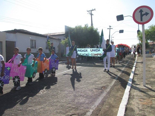 Público prestigia Desfile Cívico das escolas municipais que tiveram educação, avanço e desafio como tema - Imagem 24