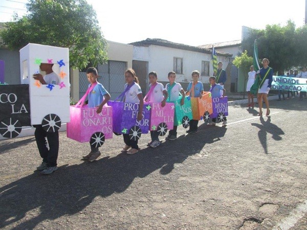 Público prestigia Desfile Cívico das escolas municipais que tiveram educação, avanço e desafio como tema - Imagem 71