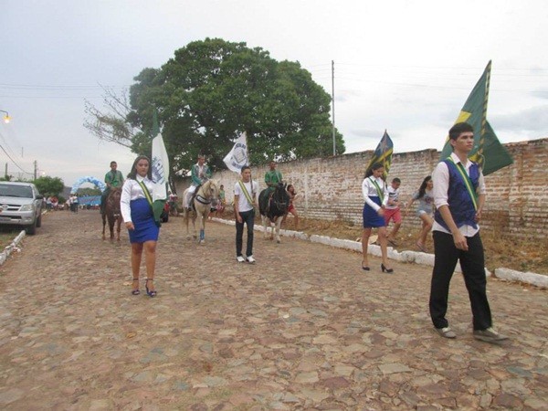 UESM realiza desfile cívico com o tema: “50 anos de educação de qualidade transformando vidas” - Imagem 13