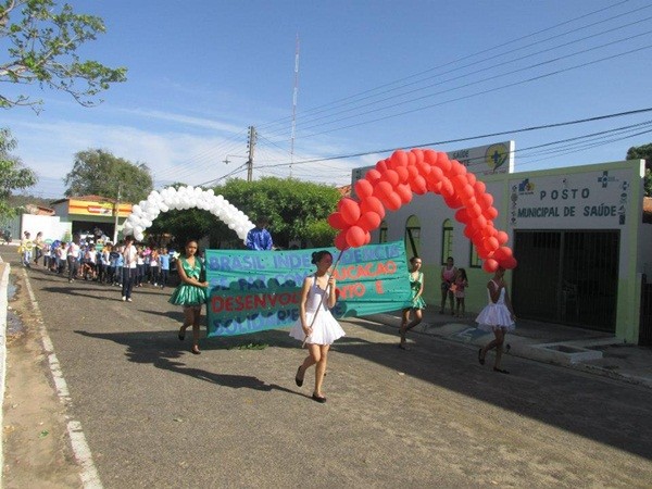 Público prestigia Desfile Cívico das escolas municipais que tiveram educação, avanço e desafio como tema - Imagem 99