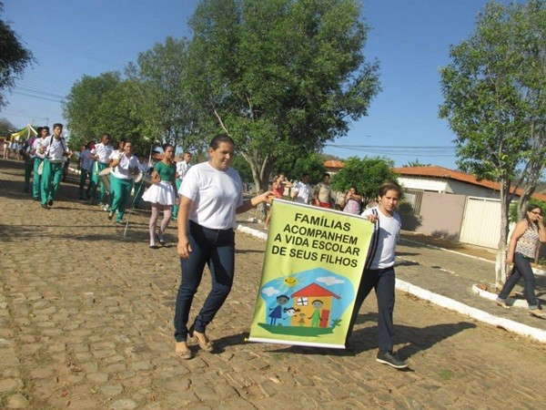 Público prestigia Desfile Cívico das escolas municipais que tiveram educação, avanço e desafio como tema - Imagem 15