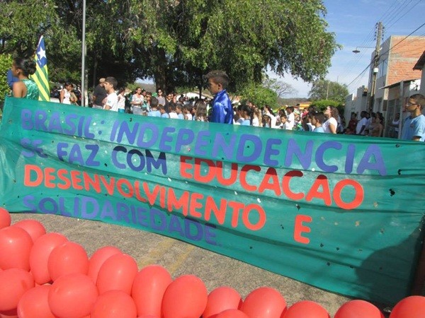 Público prestigia Desfile Cívico das escolas municipais que tiveram educação, avanço e desafio como tema - Imagem 62