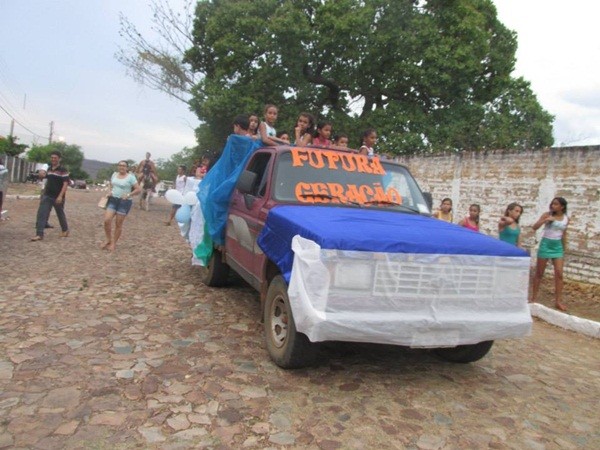 UESM realiza desfile cívico com o tema: “50 anos de educação de qualidade transformando vidas” - Imagem 21