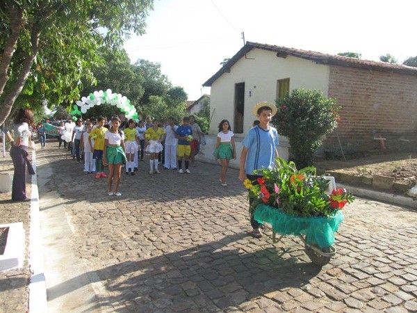 Público prestigia Desfile Cívico das escolas municipais que tiveram educação, avanço e desafio como tema - Imagem 73