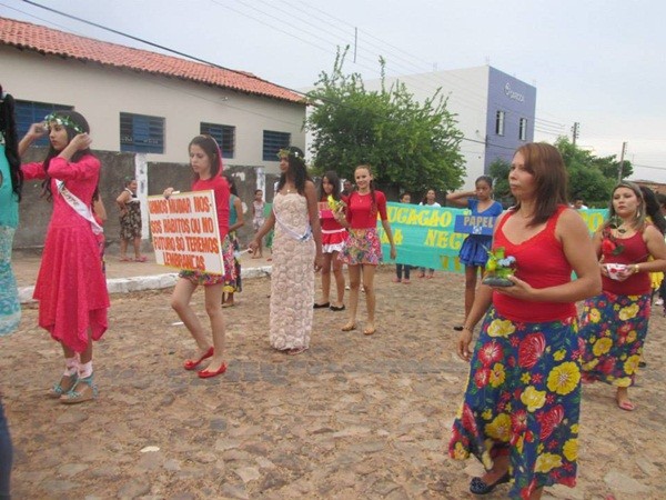 UESM realiza desfile cívico com o tema: “50 anos de educação de qualidade transformando vidas” - Imagem 8