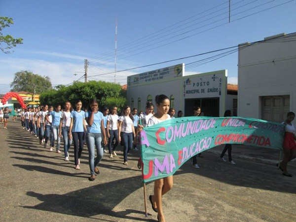 Público prestigia Desfile Cívico das escolas municipais que tiveram educação, avanço e desafio como tema - Imagem 103