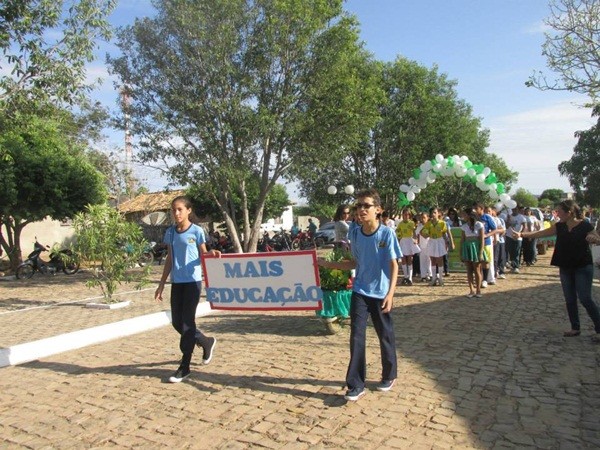 Público prestigia Desfile Cívico das escolas municipais que tiveram educação, avanço e desafio como tema - Imagem 91