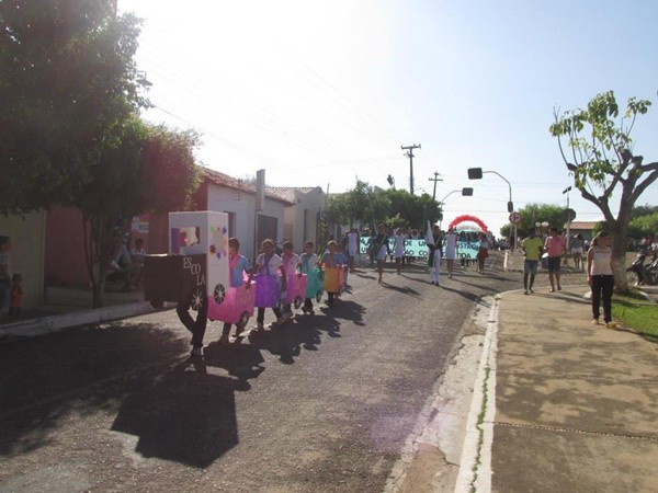 Público prestigia Desfile Cívico das escolas municipais que tiveram educação, avanço e desafio como tema - Imagem 6