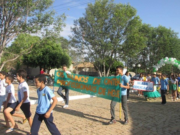 Público prestigia Desfile Cívico das escolas municipais que tiveram educação, avanço e desafio como tema - Imagem 27
