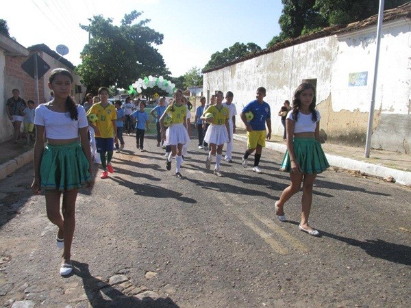 Público prestigia Desfile Cívico das escolas municipais que tiveram educação, avanço e desafio como tema - Imagem 83