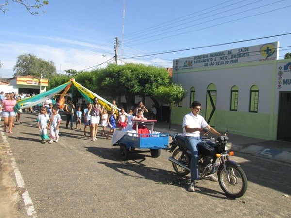Público prestigia Desfile Cívico das escolas municipais que tiveram educação, avanço e desafio como tema - Imagem 104