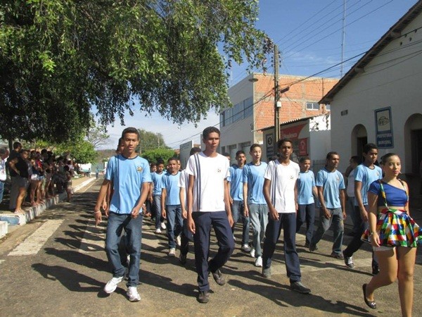 Público prestigia Desfile Cívico das escolas municipais que tiveram educação, avanço e desafio como tema - Imagem 33