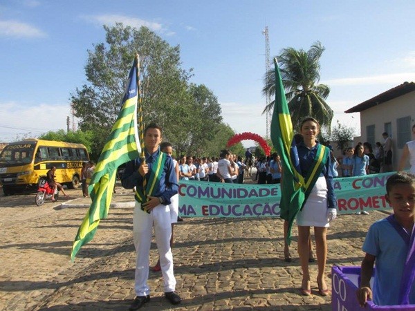 Público prestigia Desfile Cívico das escolas municipais que tiveram educação, avanço e desafio como tema - Imagem 20