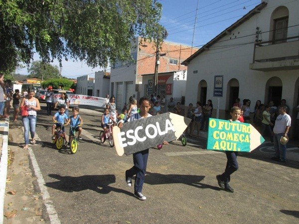 Público prestigia Desfile Cívico das escolas municipais que tiveram educação, avanço e desafio como tema - Imagem 85