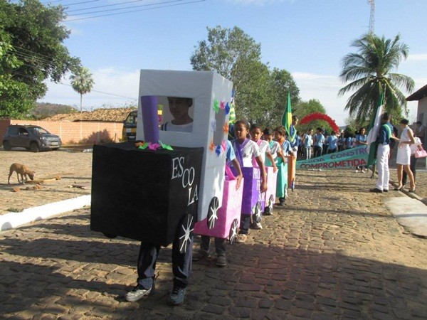 Público prestigia Desfile Cívico das escolas municipais que tiveram educação, avanço e desafio como tema - Imagem 29