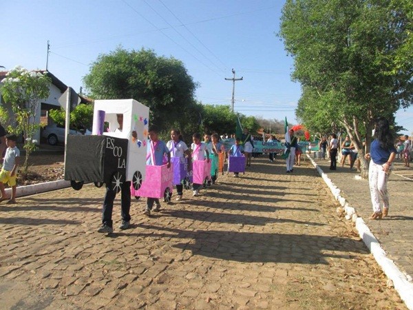 Público prestigia Desfile Cívico das escolas municipais que tiveram educação, avanço e desafio como tema - Imagem 42