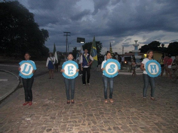 UESM realiza desfile cívico com o tema: “50 anos de educação de qualidade transformando vidas” - Imagem 40