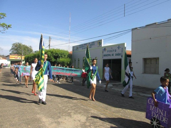 Público prestigia Desfile Cívico das escolas municipais que tiveram educação, avanço e desafio como tema - Imagem 70