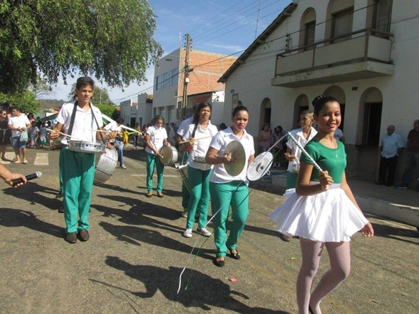 Público prestigia Desfile Cívico das escolas municipais que tiveram educação, avanço e desafio como tema - Imagem 43