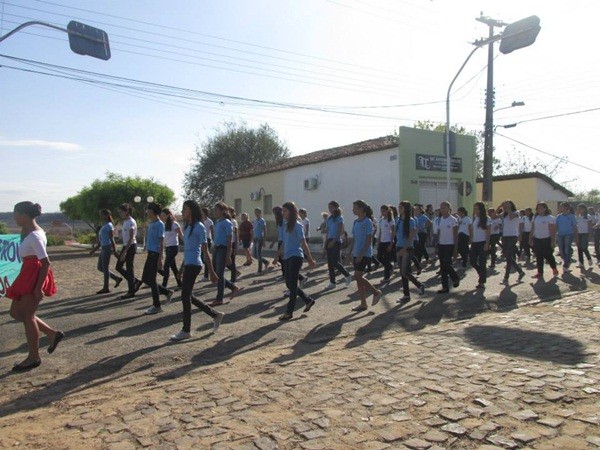 Público prestigia Desfile Cívico das escolas municipais que tiveram educação, avanço e desafio como tema - Imagem 60