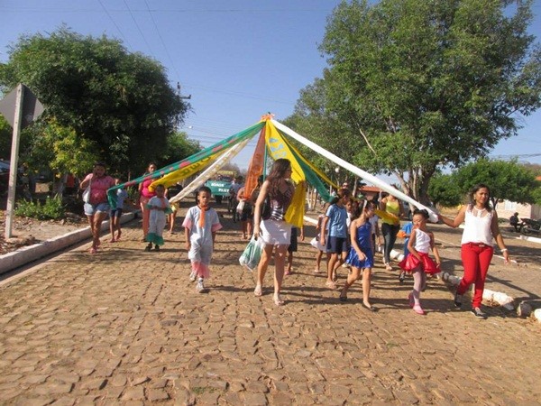 Público prestigia Desfile Cívico das escolas municipais que tiveram educação, avanço e desafio como tema - Imagem 12
