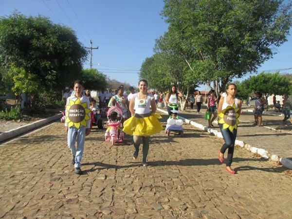 Público prestigia Desfile Cívico das escolas municipais que tiveram educação, avanço e desafio como tema - Imagem 100