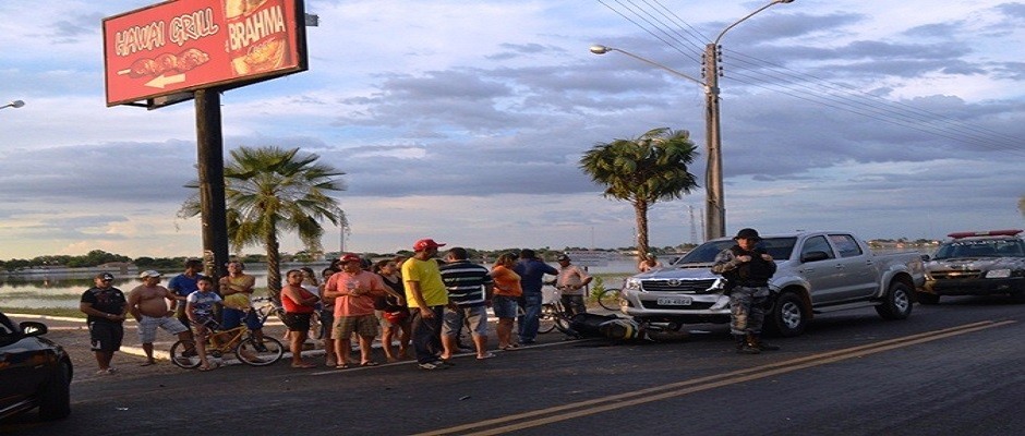Acidente entre carro e moto deixa vítima com várias fraturas na BR-343