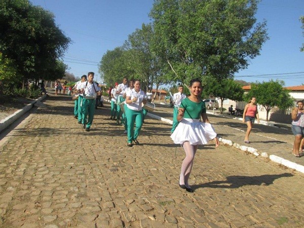 Público prestigia Desfile Cívico das escolas municipais que tiveram educação, avanço e desafio como tema - Imagem 61