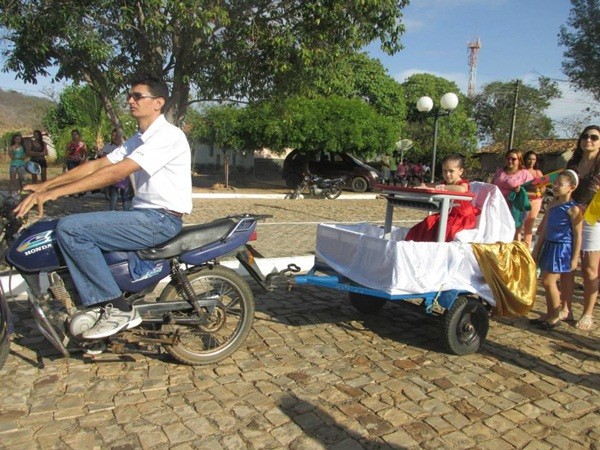 Público prestigia Desfile Cívico das escolas municipais que tiveram educação, avanço e desafio como tema - Imagem 101