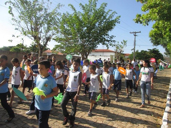 Público prestigia Desfile Cívico das escolas municipais que tiveram educação, avanço e desafio como tema - Imagem 9