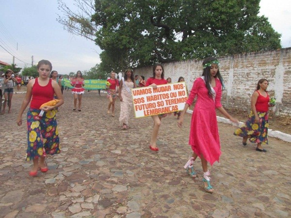 UESM realiza desfile cívico com o tema: “50 anos de educação de qualidade transformando vidas” - Imagem 19
